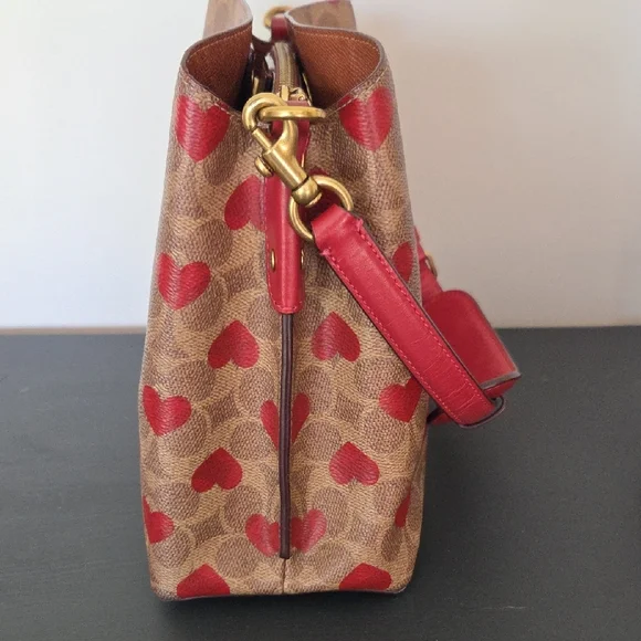 Willow Bucket Bag In Signature Canvas With Heart Print
C8389 - Picture 6 of 16